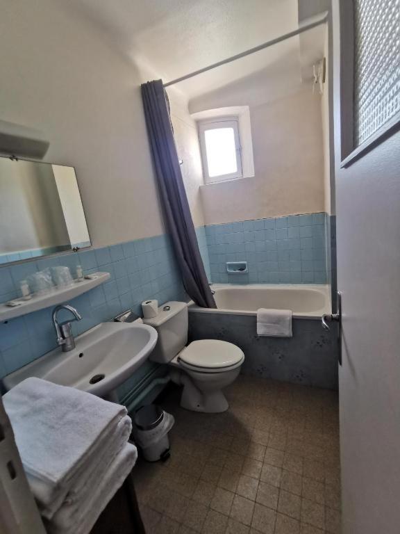 Hotel Le Tourisme Embrun Ngoại thất bức ảnh